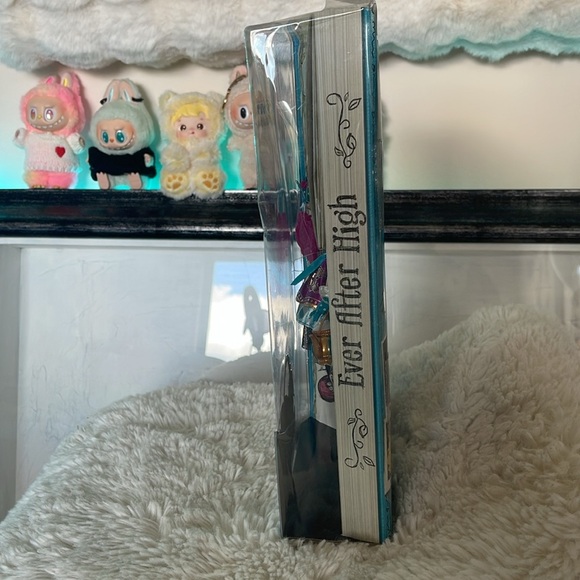 Madeline Hatter Doll with Purple and Blue Outfit - Picture 3 of 6